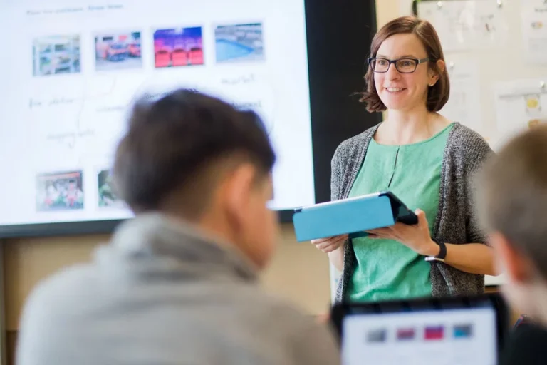 csm_Themenbild_Digitale_Schule_pa_dpa_JulianStratenschulte_134905043_2434x1310_0b3262d8cc