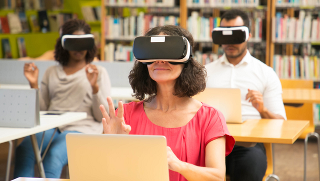csm_250425_Hochschule_VR-Brille_AdobeStock_292093013_Mangostar_2434x1310_4a2764cae4_523eec85023c2c659481c3697c191454